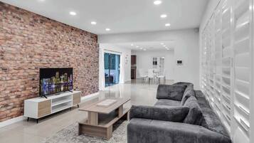 Una televisión, una oficina