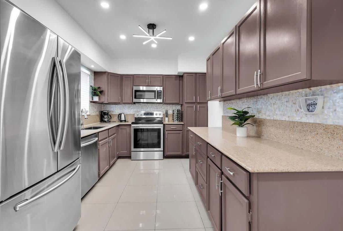 Frigorífico, microondas, horno y placa de cocina