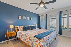2 bedrooms, iron/ironing board, free WiFi, bed sheets - Iconic Dahlonega View! In Town! WINE GOLD HIKING (Dahlonega)