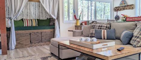 スマートテレビ、暖炉、書庫