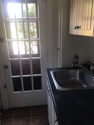 Cozy 2-bedrm apartment in historic Brockville!