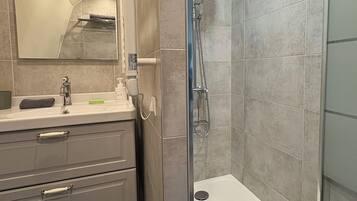 Dusche, Haartrockner, Handtücher, Toilettenpapier