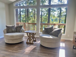 Smart-TV, Kamin, Bücher