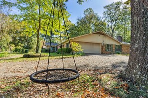 Property grounds - Timber View Retreat-Large 4 BR close to shopping & restaurants in NE Longview (Longview)