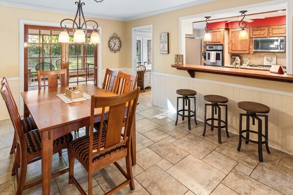 Dining - Timber View Retreat-Large 4 BR close to shopping & restaurants in NE Longview (Longview)