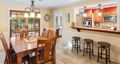 Timber View Retreat-Large 4 BR close to shopping & restaurants in NE Longview