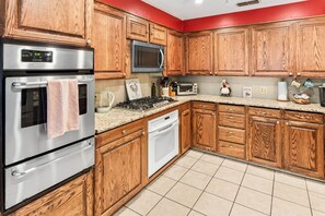 Fridge, microwave, oven, stovetop - Timber View Retreat-Large 4 BR close to shopping & restaurants in NE Longview (Longview)