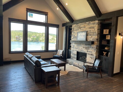 Lake Front Lodge: Your ideal Montana getaway! Watercraft rental available!