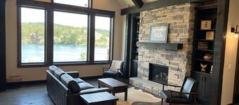 Lake Front Lodge: Your ideal Montana getaway! Watercraft rental available!
