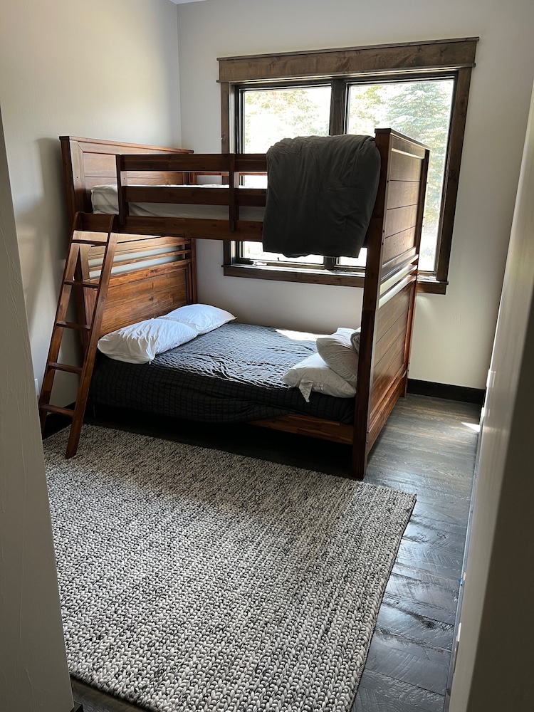 Lake Front Lodge Your ideal Montana getaway! Watercraft rental