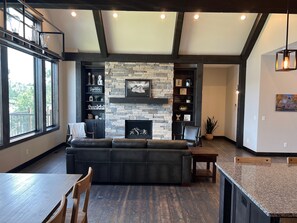 Smart TV, caminetto, tavolo da ping pong, studio