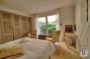 6 bedrooms, iron/ironing board, travel cot