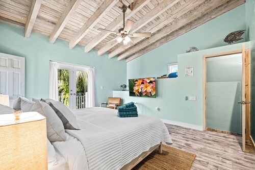 The Ideal Coastal Retreat: Beach/Casino/Marina