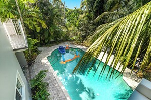 حمّام سباحة مُدفَّأ