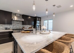 Fridge, microwave, oven, stovetop - Cali Luxury Dream Hideaway + Guest Suite (Los Angeles)