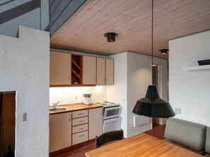Fridge, oven, dishwasher, cookware/dishes/utensils