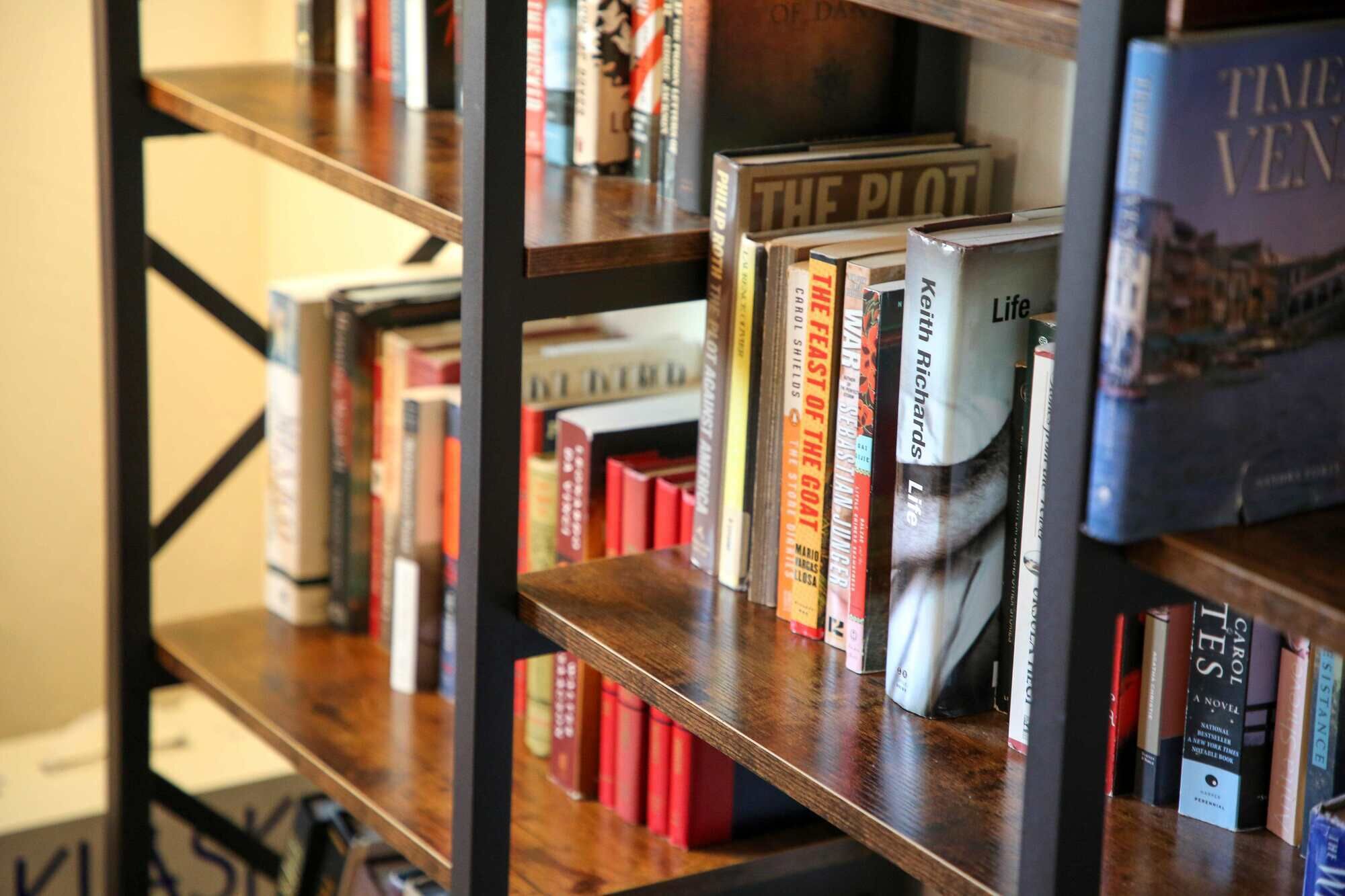 Een boekenplank met verschillende boeken, waaronder titels als 'The Plot' en 'Life'.