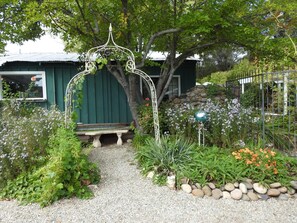 Property grounds - Unique Property: pool, hot tub, gardens, koi ponds, game building! (Murphys)