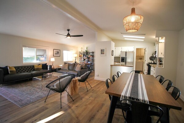 TV, table tennis, books - Unique Property: pool, hot tub, gardens, koi ponds, game building! (Murphys)