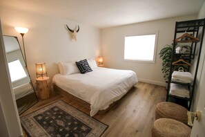 4 bedrooms, iron/ironing board, WiFi, bed sheets - Unique Property: pool, hot tub, gardens, koi ponds, game building! (Murphys)