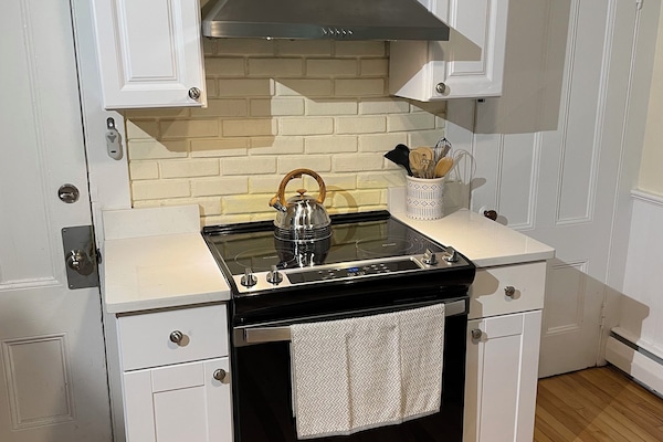 Refrigerador, microondas, placa de cocina, cafetera/tetera