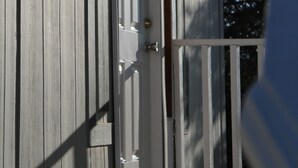 Une porte en bois avec un cadre blanc et une petite fenêtre au-dessus.
