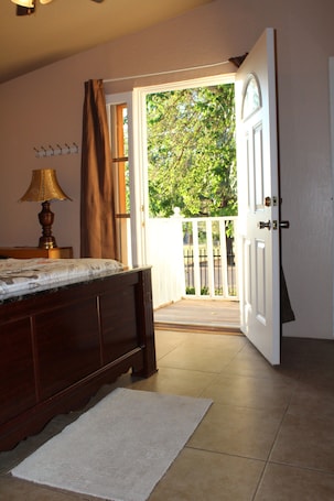 2 bedrooms, desk, free WiFi, bed sheets. Suite-style room for 4 people