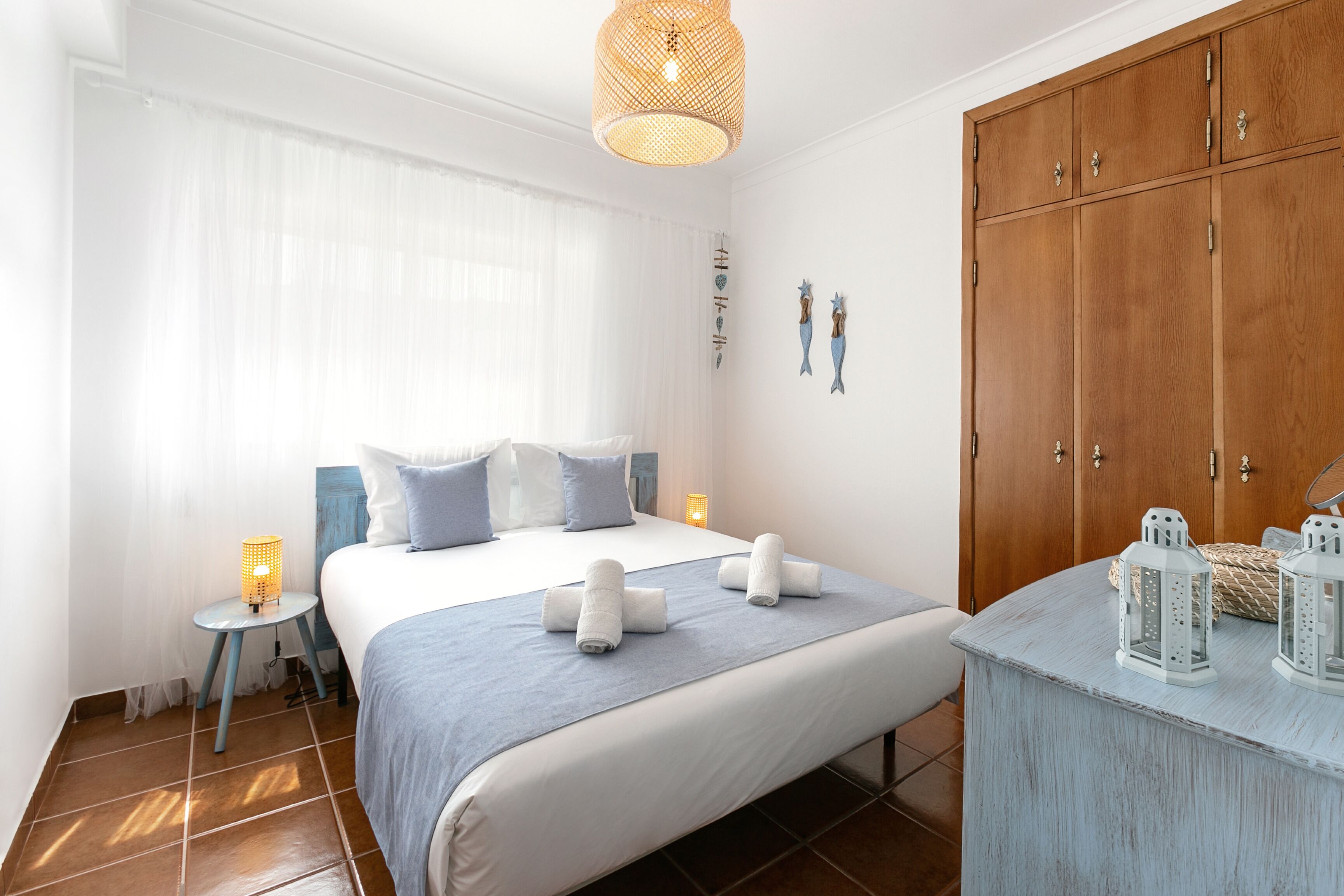 1 habitación, tabla de planchar con plancha, cuna de viaje y internet 