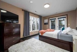 2 chambres, bureau, fer et planche à repasser, lit parapluie