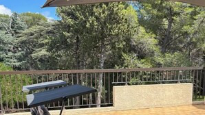 A patio with two lounge chairs and a table under a large shade sail. - RENECROS 1 à 30 m de la mer Very Large Terrace Wifi Clim Parking (BANDOL)