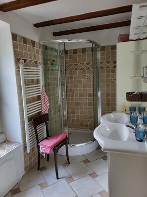 Baignoire, serviettes fournies