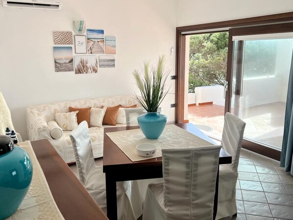 Dining - Spendid Seafront Villa in Santa Reparata (Santa Reparata)