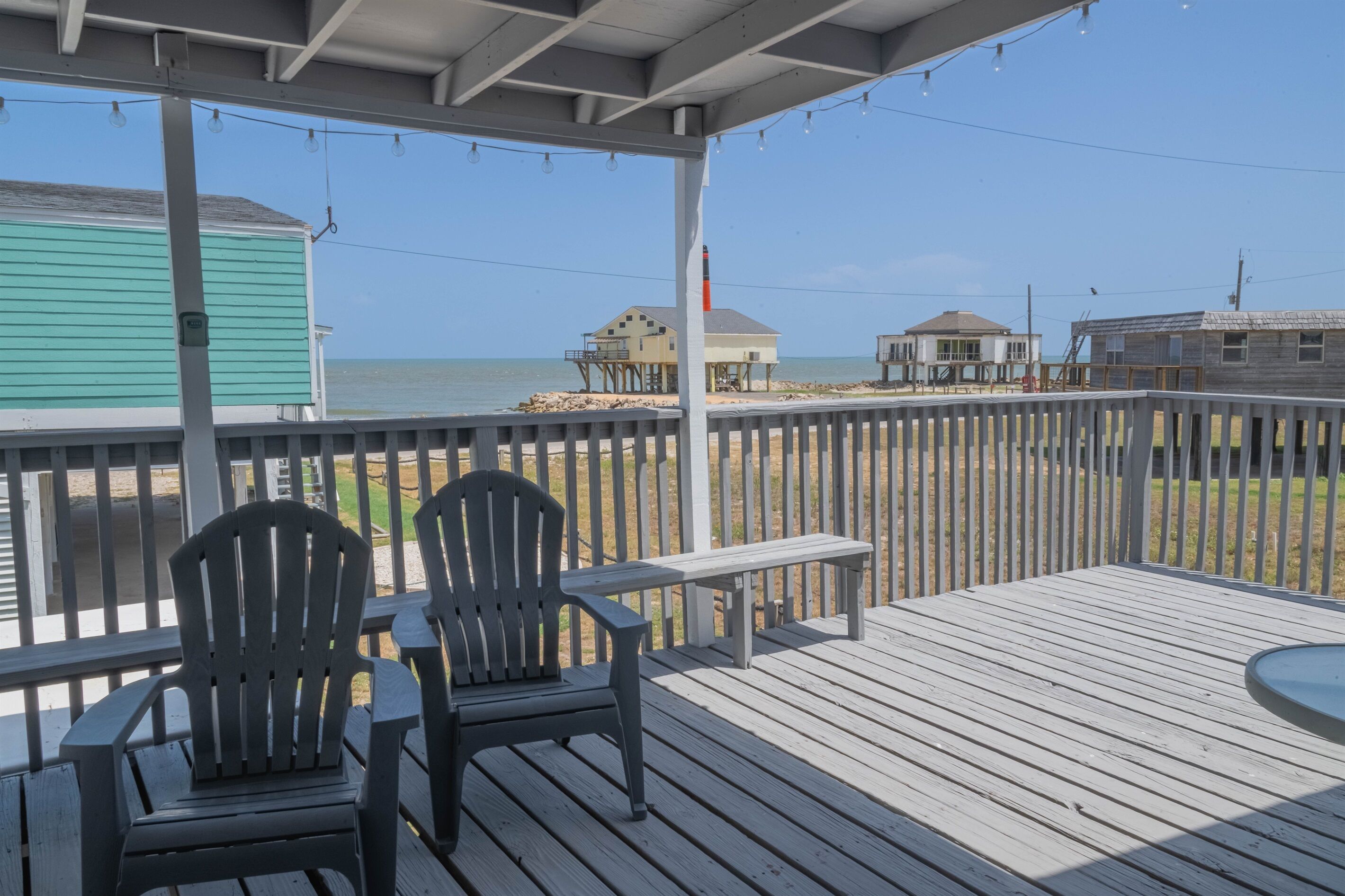 Steps to the beach, near amazing fishing & 20 minutes to Galveston. Perfect Home