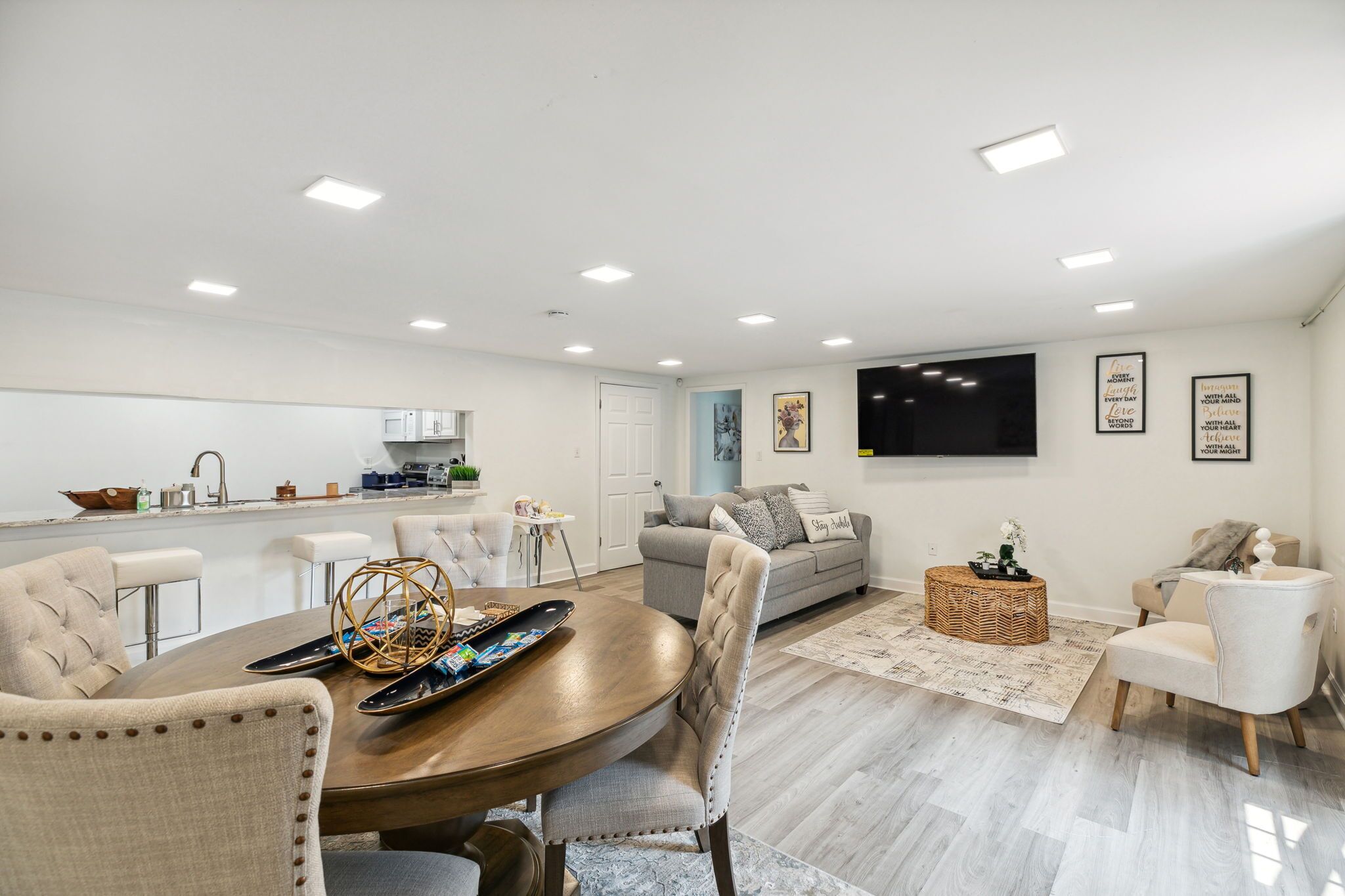 Spacious 2bed room w/ private deck sleep 6 & infant and toddler friendly! 
