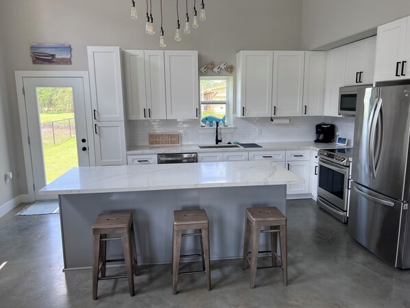 Jääkaappi, mikroaaltouuni, uuni, liesi