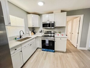 Kühlschrank, Mikrowelle, Ofen, Geschirrspüler