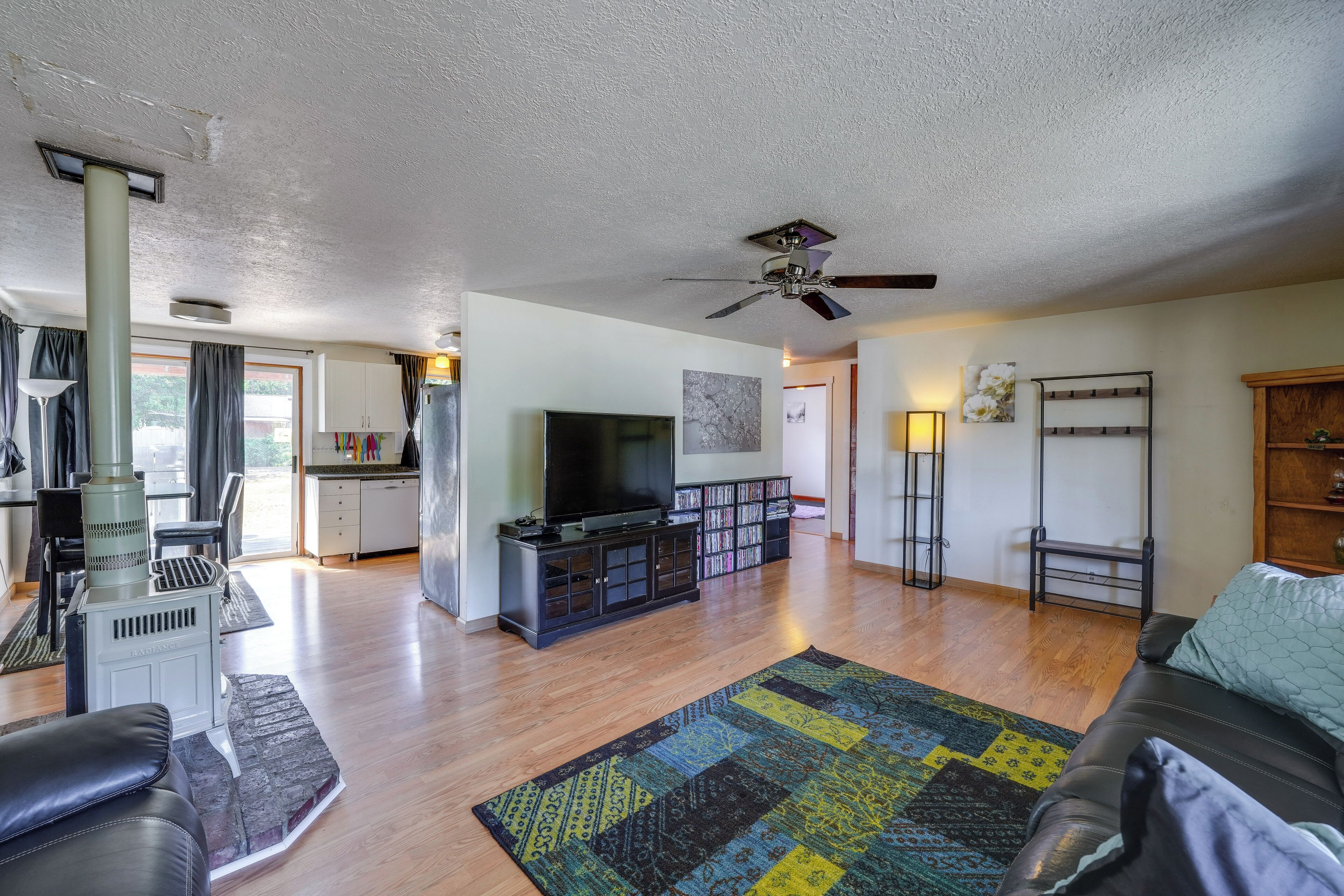 Darrington Rental w/ Private Yard & Mountain Views