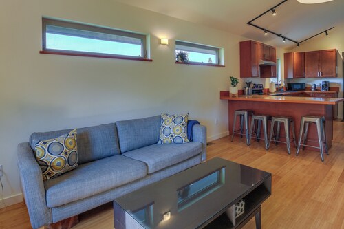 Modern White Salmon Apartment, Steps From Town