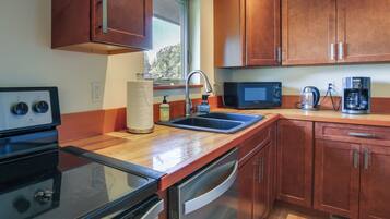 Fridge, microwave, stovetop, dishwasher