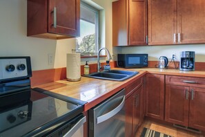 Fridge, microwave, stovetop, dishwasher