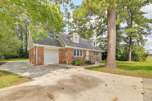 Exterior - Cozy North Carolina Retreat Near Beaches & Golfing (Jacksonville)