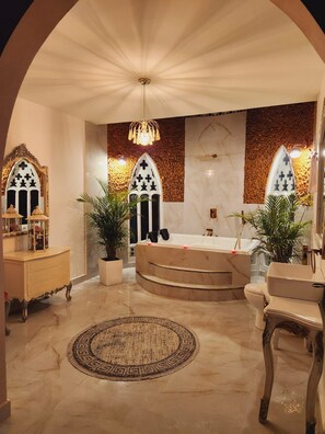 Family Room | Bathroom | Eco-friendly toiletries, bathrobes, towels - Hotel Mansión Sant Serrant (Marinilla)