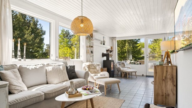 Una sala de estar moderna con sofá, mesa de centro y chimenea.