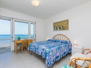 2 bedrooms, desk, iron/ironing board, WiFi