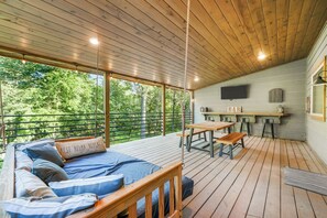 Outdoor dining - Luxe, Private,Prime LocationPool Table,Hot Tub! (Broken Bow)