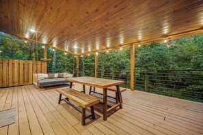 Outdoor dining - Luxe, Private,Prime LocationPool Table,Hot Tub! (Broken Bow)