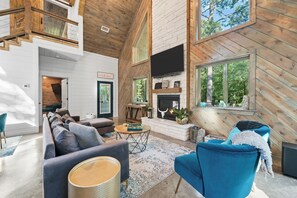 Smart TV, lareira, livros