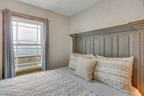 2 bedrooms, desk, iron/ironing board, internet