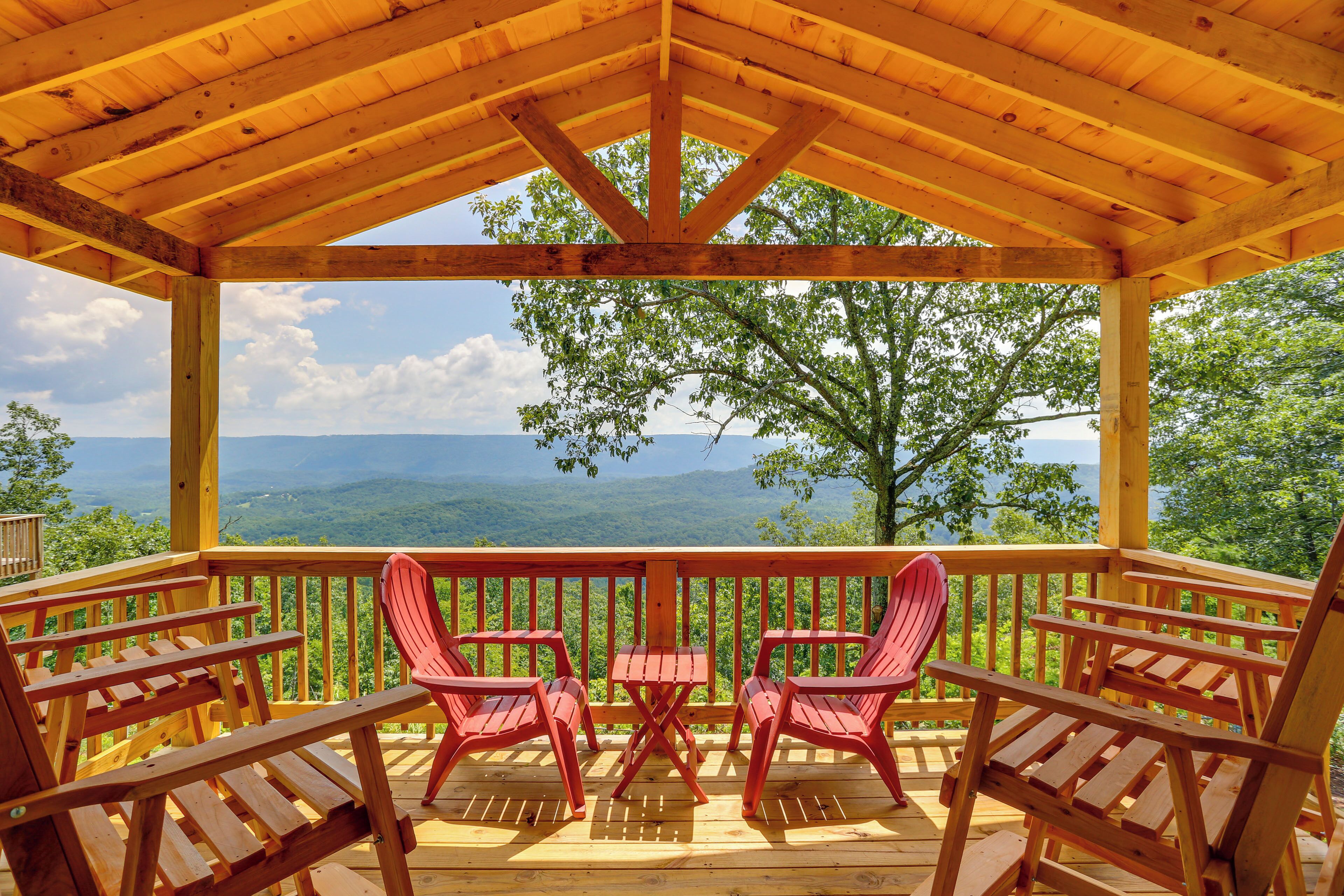 Charming Flat Rock Retreat w/ Patio, Grill & Deck!