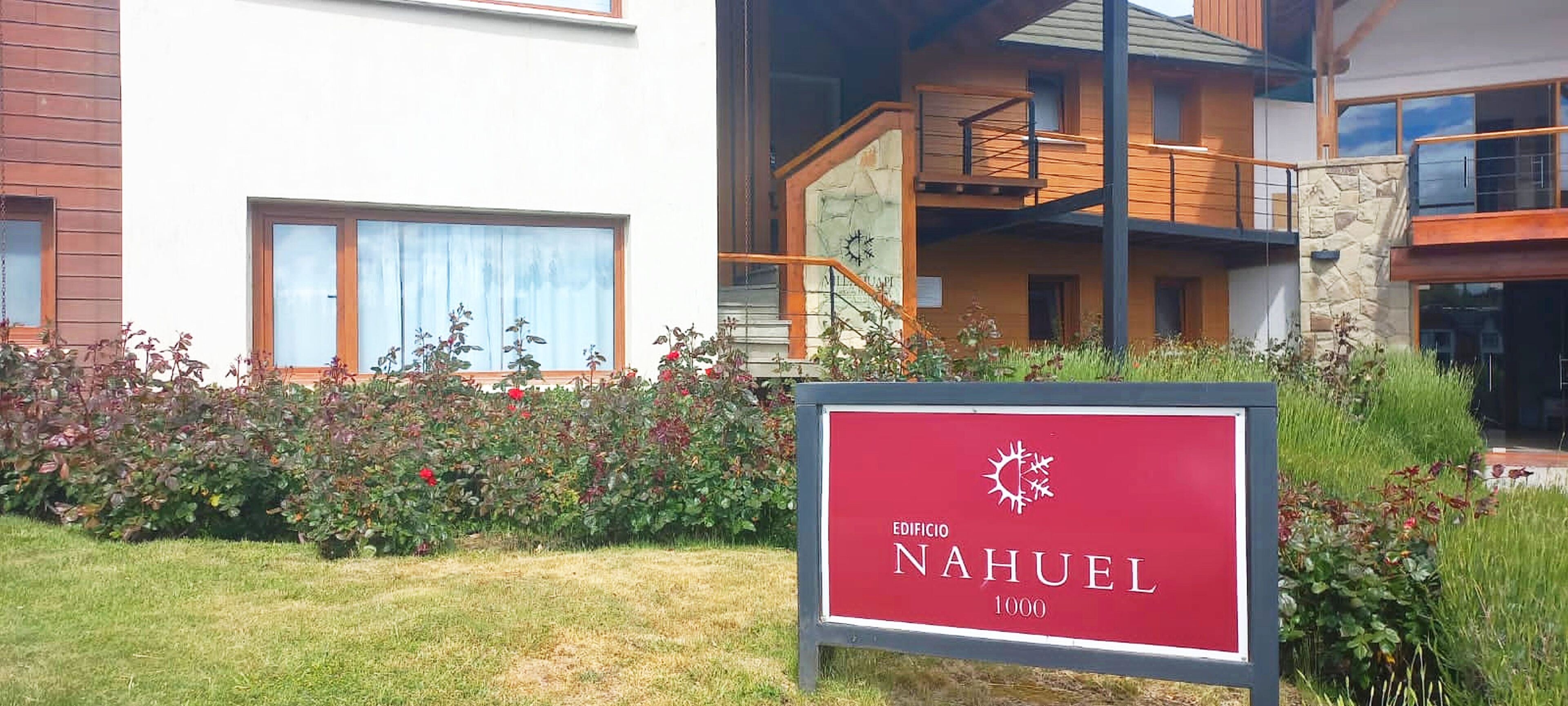 Un edificio moderno con un letrero que dice "EDIFIO NAHUEL 1000".